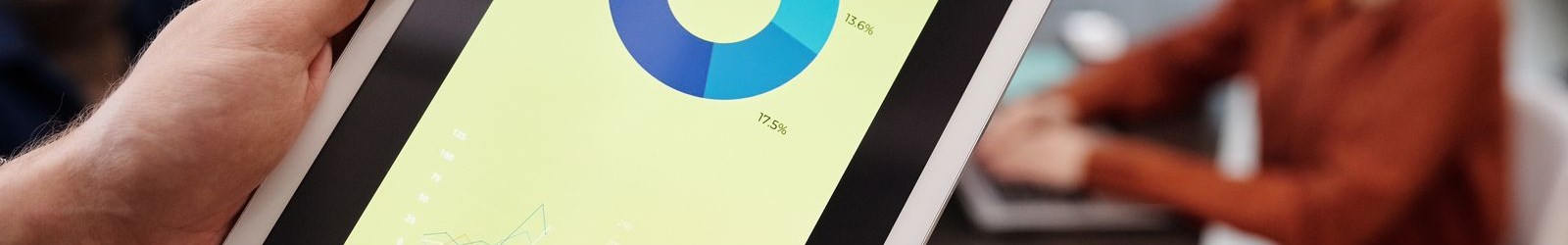Elinde tablet cihazı - Tablet Tamiri Tuzla, Pendik, Kartal, Gebze